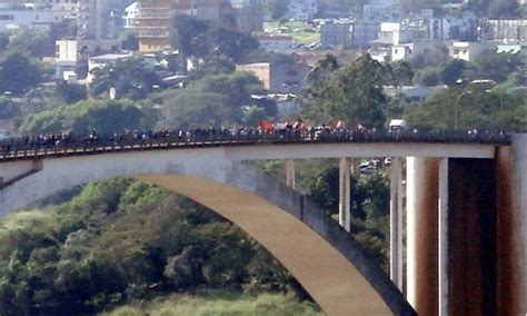 Manifestantes Fecham Ponte Da Amizade Na Fronteira Paraguai