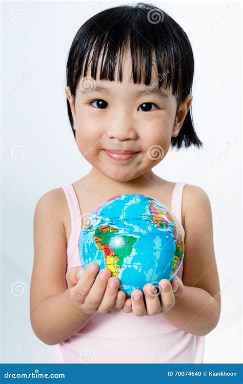 Petite Fille Chinoise Asiatique Tenant Un Globe Du Monde Photo Stock