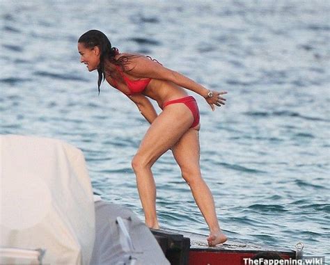 Pippa Middleton Half Nude Running In Front Of The Paparazzi Hot Nude