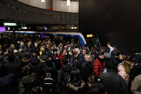 B Esen Ial De Ce E Haos La Metrou Mai Mult Ca De Obicei La