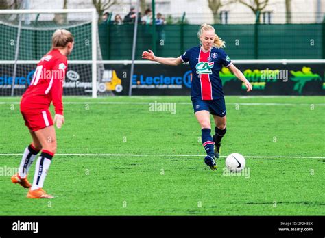 Paulina Dudek Of Paris Saint Germain Controls The Ball During The Women