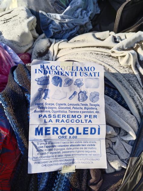 Catania Gli Indumenti Donati Gettati In Strada Come Rifiuti