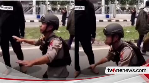 Polisi Sampai Perlihatkan Gestur Berlutut Di Hadapan Warga Rempang Yang