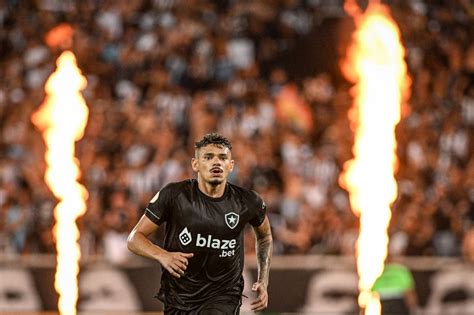 Botafogo Ganha Por 3 A 0 E Entra Na Briga Por Vaga Na Libertadores