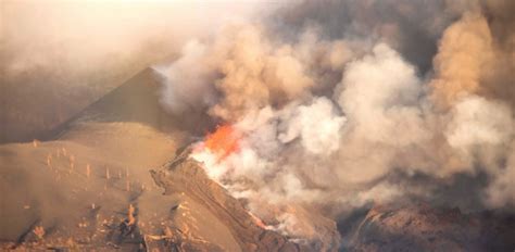 Italys Stromboli Volcano Erupts Lava Reaches The Sea Protothemanews