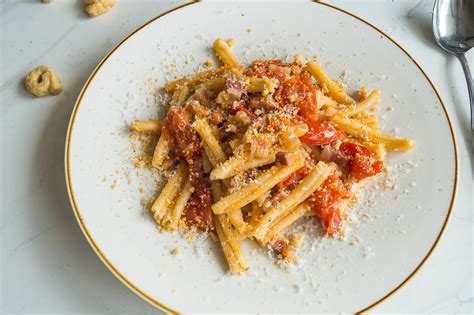 Casarecce Al Pancetta E Pomodoro Con Taralli Cooking Italy