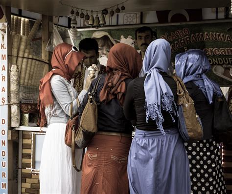 The Istanbul Example: When Does Color Help in Street Photography?