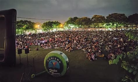 El Cine Bajo Las Estrellas Convoc A Una Multitud En Yerba Buena