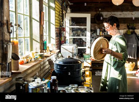 Femme mature cuisine dans la cuisine Banque de photographies et dimages à haute résolution Alamy