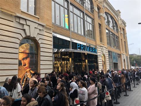 Ouverture D Un Primark Toulouse Les Clients Font La Queue Depuis