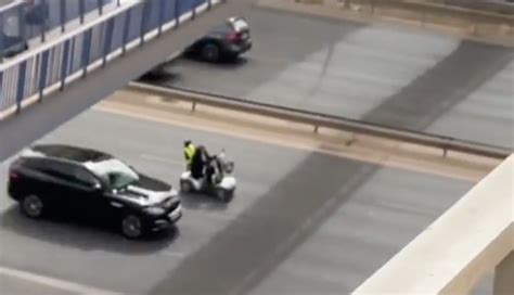 Un hombre circula en silla de ruedas por la autovía de Málaga Lo han