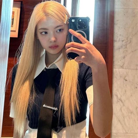 Lia Blonde Hair In The Mirror