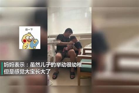 女婴被爸爸抱在怀里，哥哥在一旁的举动绝绝子：幸福的画面举动女婴哥哥