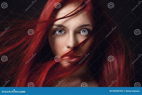 Сексуальная красивая девушка Redhead с длинными волосами Совершенный