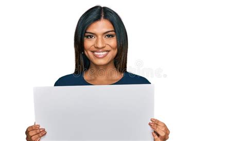 Jovem Transexual Latina Segurando Faixa Vazia Em Branco Parecendo Positiva E Feliz Sorrindo