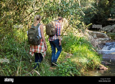 zwei Wanderer zu Fuß in den Bergen Stockfotografie Alamy