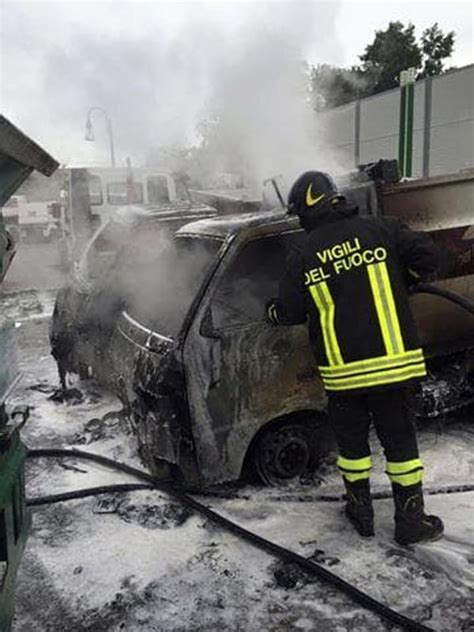 Incendio Sull Autostrada A Tratto Chiuso Per Un Veicolo In Fiamme