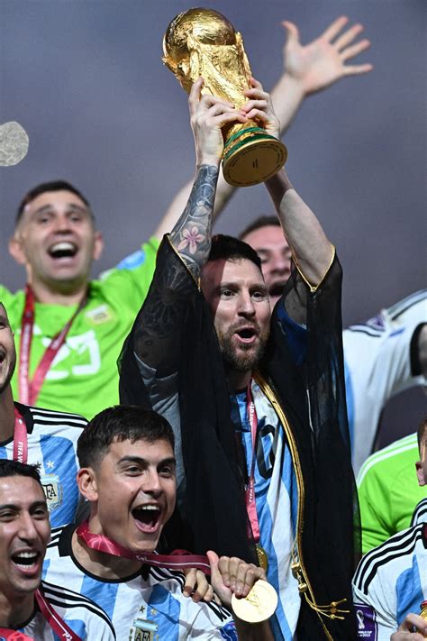 Photo Lionel Leo Messi Meilleur Joueur De La Coupe Du Monde 2022 Avec La Coupe Du Monde