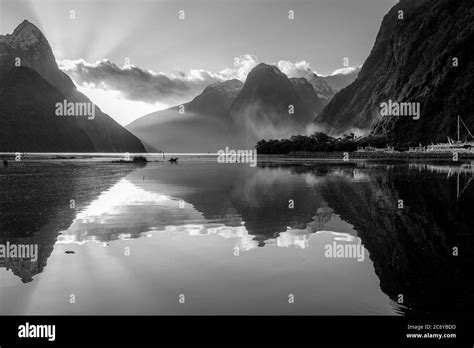 Milford Sound New Zealand Schwarzwei Stockfotos Und Bilder Alamy