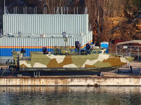 Десантный катер Д-310 ЧФ РФ на киль-блоках на причале