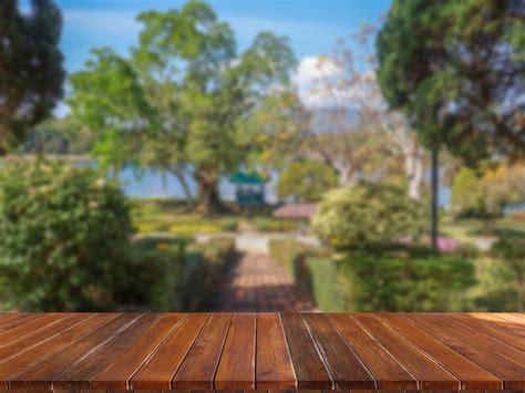 Mesa De Madera Sobre Fondo Borroso Del Parque Foto Premium