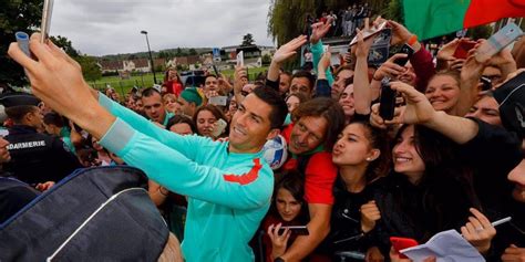 Video Cristiano Ronaldo empuja a un fan que quería una selfie con él