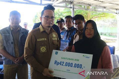 Algafry Serahkan JKM Senilai Rp42 Juta Dan Bantuan BPJS Ketenagakerjaan