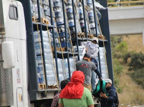 Secuestran normalistas 7 unidades de transporte público en Oaxaca