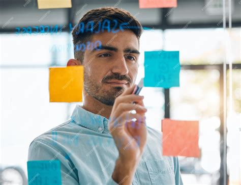 Hombre De Negocios Haciendo Una Lluvia De Ideas Sobre El Horario De Planificación De Vidrio Y La