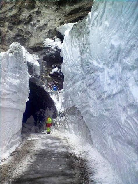 Metri Di Neve Sulle Alpi Rinviata L Apertura Dei Passi D Iseran E Del