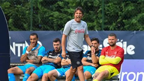 Conte Conquista I Tifosi Del Napoli Nel Ritiro A Castel Di Sangro