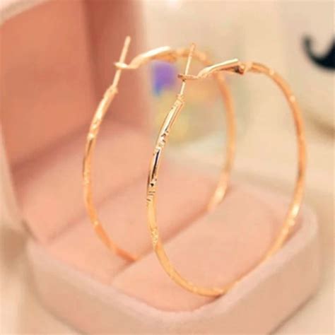 Boucles D Oreilles Rondes En Or Style Minimaliste La Mode Hoop