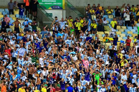 Torcedores brigam no Maracanã e jogadores de Brasil e Argentina tentam