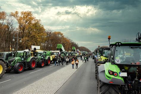 Berlin Traktor Demo Gegen Streichung Von Agrarsubventionen Deutsche