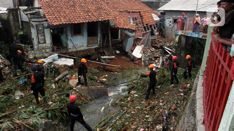 Hujan Deras Sebabkan Banjir Dan Longsor Di Bogor 20 Rumah Rusak Foto