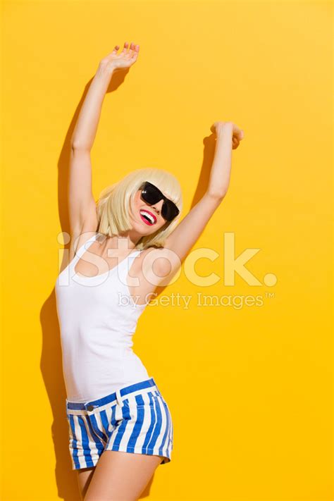 Glückliche Blonde Mädchen In Schwarzen Sonnenbrillen Mit Arme Heben Stockfoto Lizenzfrei