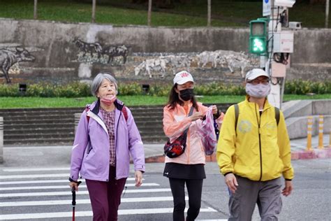 戶外口罩解禁首日 北市多數民眾不習慣脫口罩 客新聞 Hakkanews