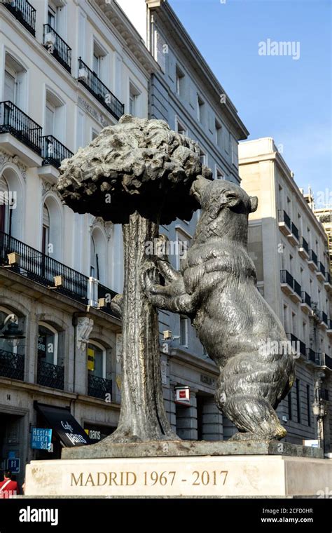 La Estatua Del Oso Y El Madro O Es Una Escultura De Finales Del Siglo