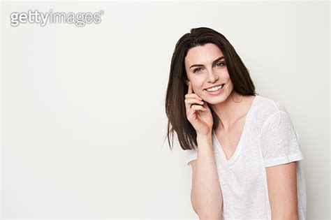 Smiling babe in studio 841203782 게티이미지뱅크