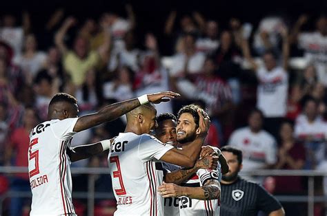 SPNet Em tarde de estreias São Paulo vence o Botafogo e começa bem o