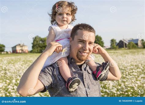 Padre Alegre Feliz Con La Hija Imagen De Archivo Imagen De Cabrito