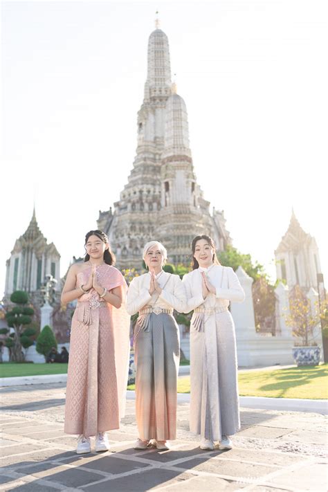 Thai Costume Traditional Thai Clothing At Wat Arun