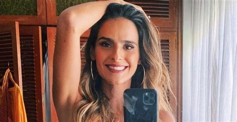 Marcella Foga A Posa Um Olho Aberto E Outro Fechado E Brinca