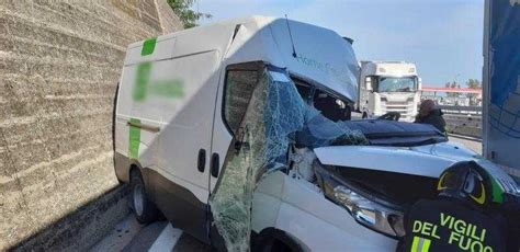 Scontro Tra Furgone E Camion In Autostrada Estratto Vivo Dalle Lamiere