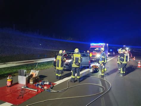 Reifenschaden führt zu Unfall auf der BAB 8 Freiwillige Feuerwehr