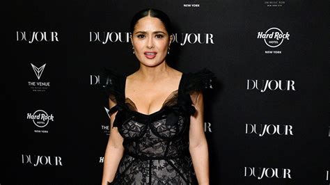 Salma Hayek Luce Impresionante Con Un Bikini Amarillo A Sus Vogue