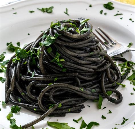 Recetas con pasta negra sofisticación en el plato