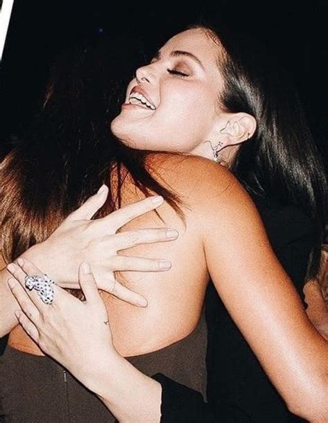 Selena Gomez E Hailey Bieber Aparecem Juntas Em Fotos De Evento E