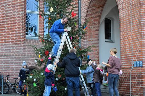 Reportnet De Kinder Gestalten Weihnachtsbaum Vor Dem Rathaus Der