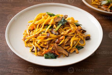 Gebratene Yakisoba Nudeln Mit Gem Se Nach Veganer Art Stock